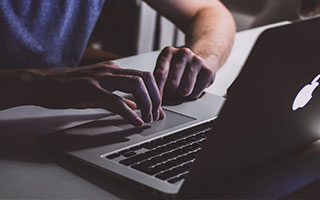 老年人不适宜多吃瓜子