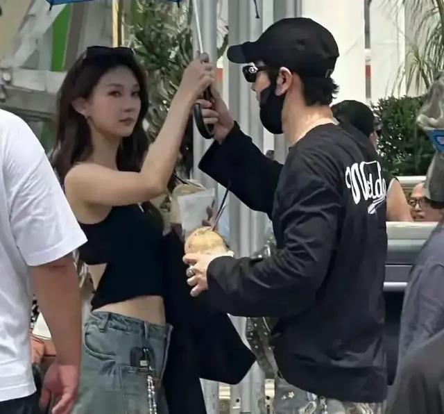 黄晓明新恋情曝光时间线_胡冉儿身份背景揭秘_娱乐圈公布恋情的明星