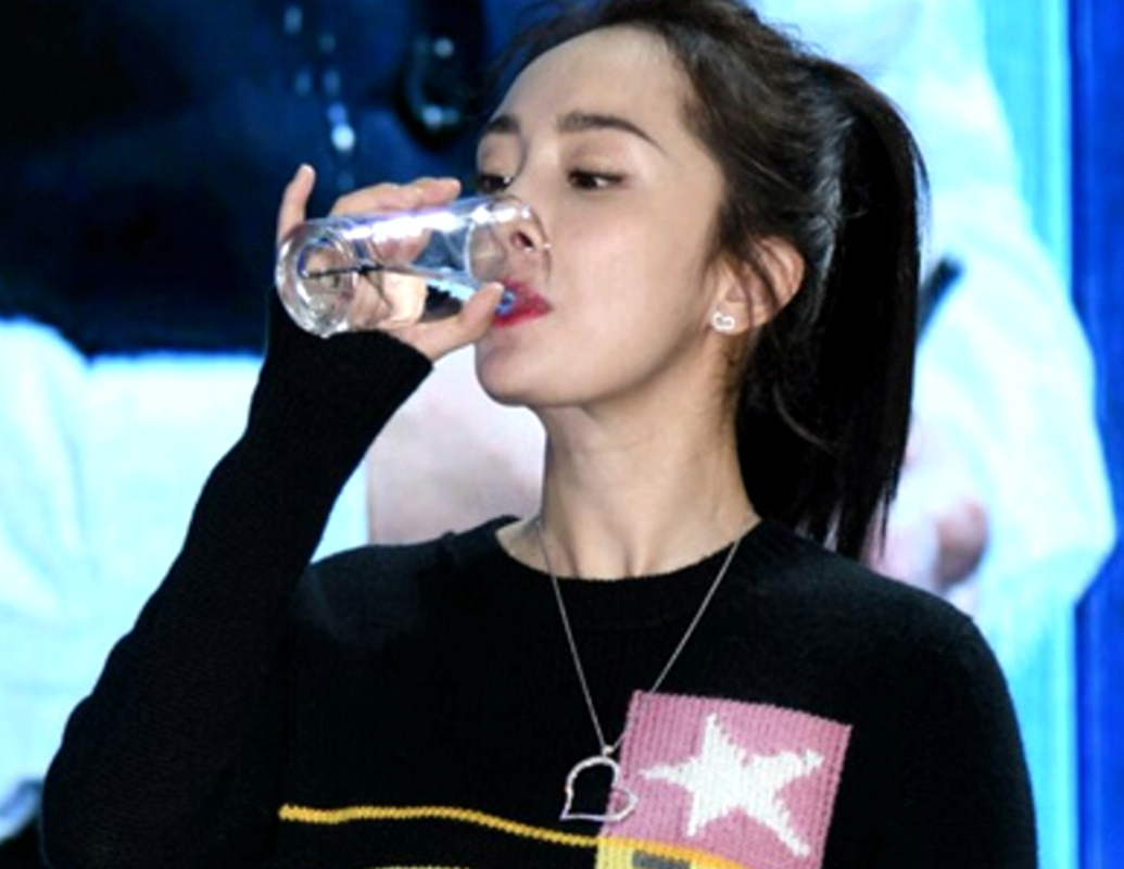 女明星喝水的私房照合集！杨幂嘟嘴刘寅娜温养
