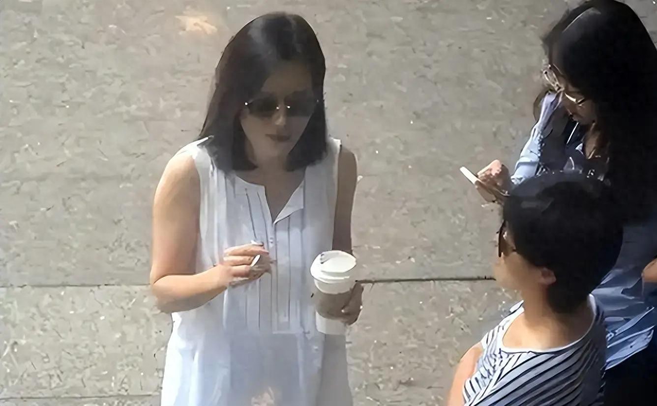 外表是仙女，私下却抽烟的4位女星，“神仙姐姐”太令人意外