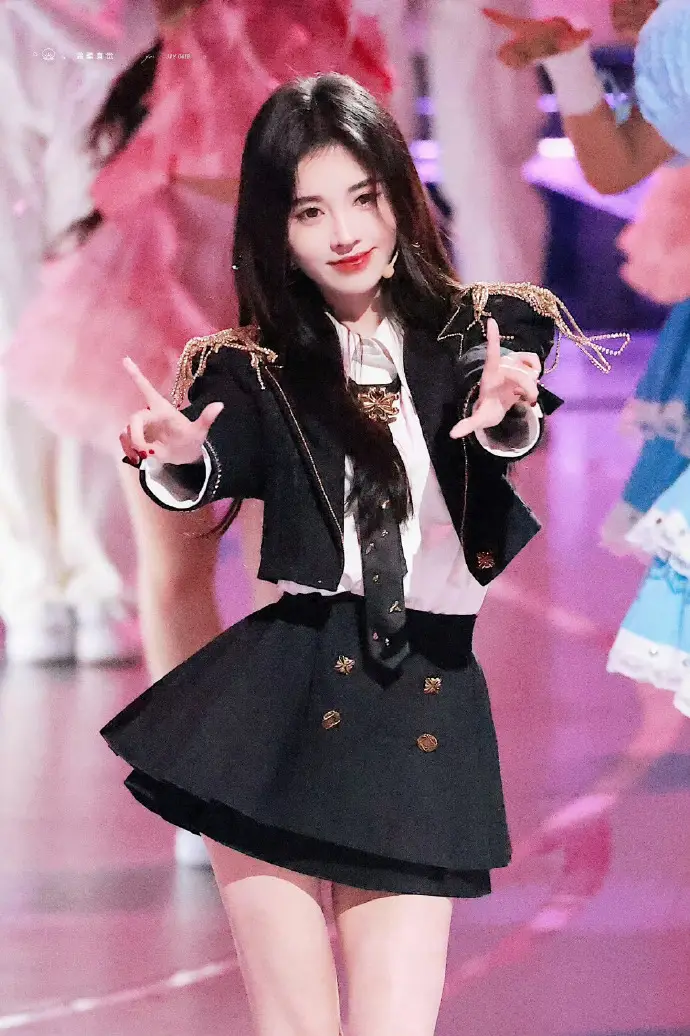 朱茵身高153cm演技颜值惊艳_女明星身高与颜值不匹配_娱乐圈哪些女名星很矮